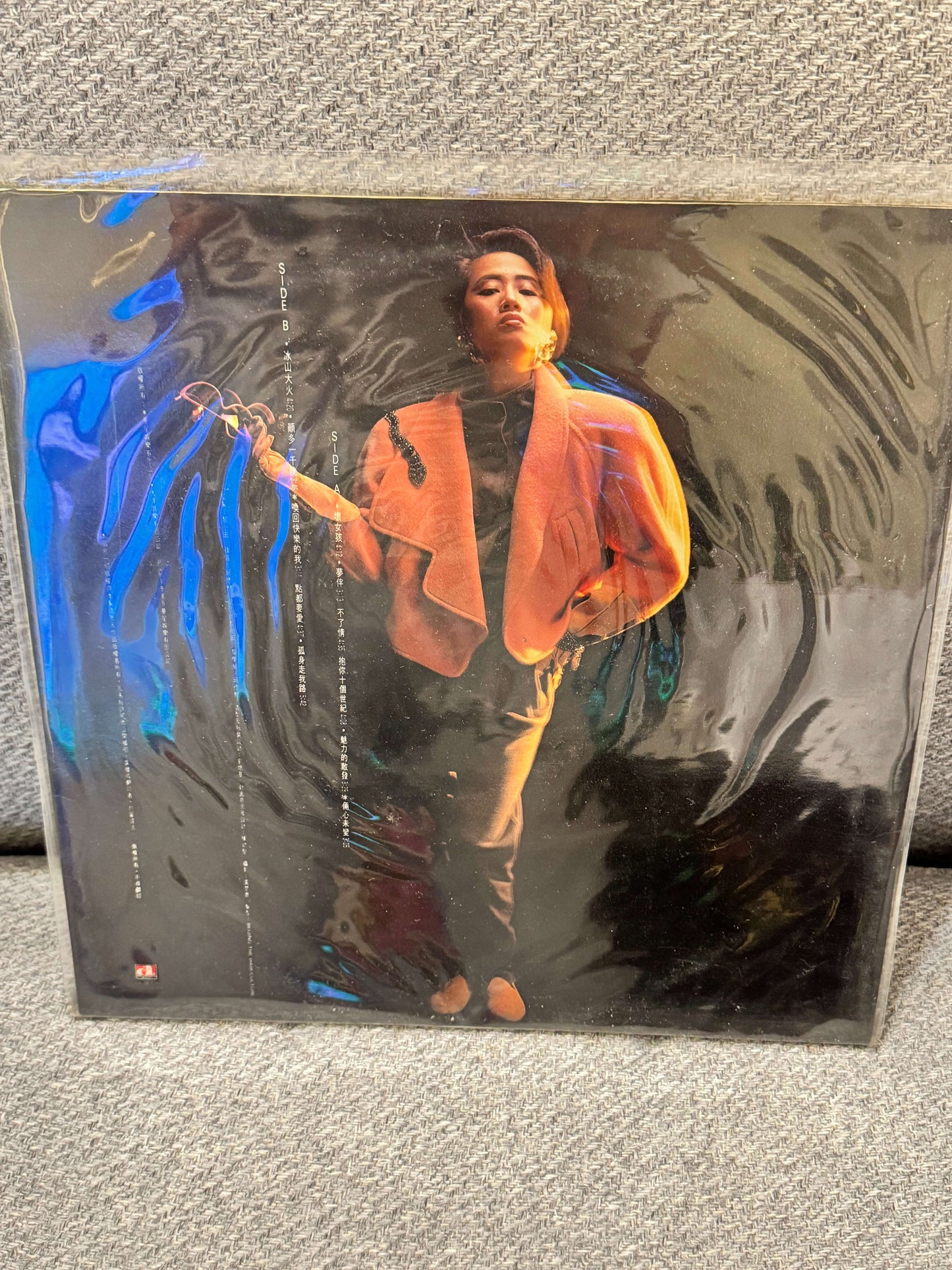 梅艷芳 – 壞女孩專輯封面,展示藝術家穿著粉色外套的形象,背景模糊時尚感強烈。