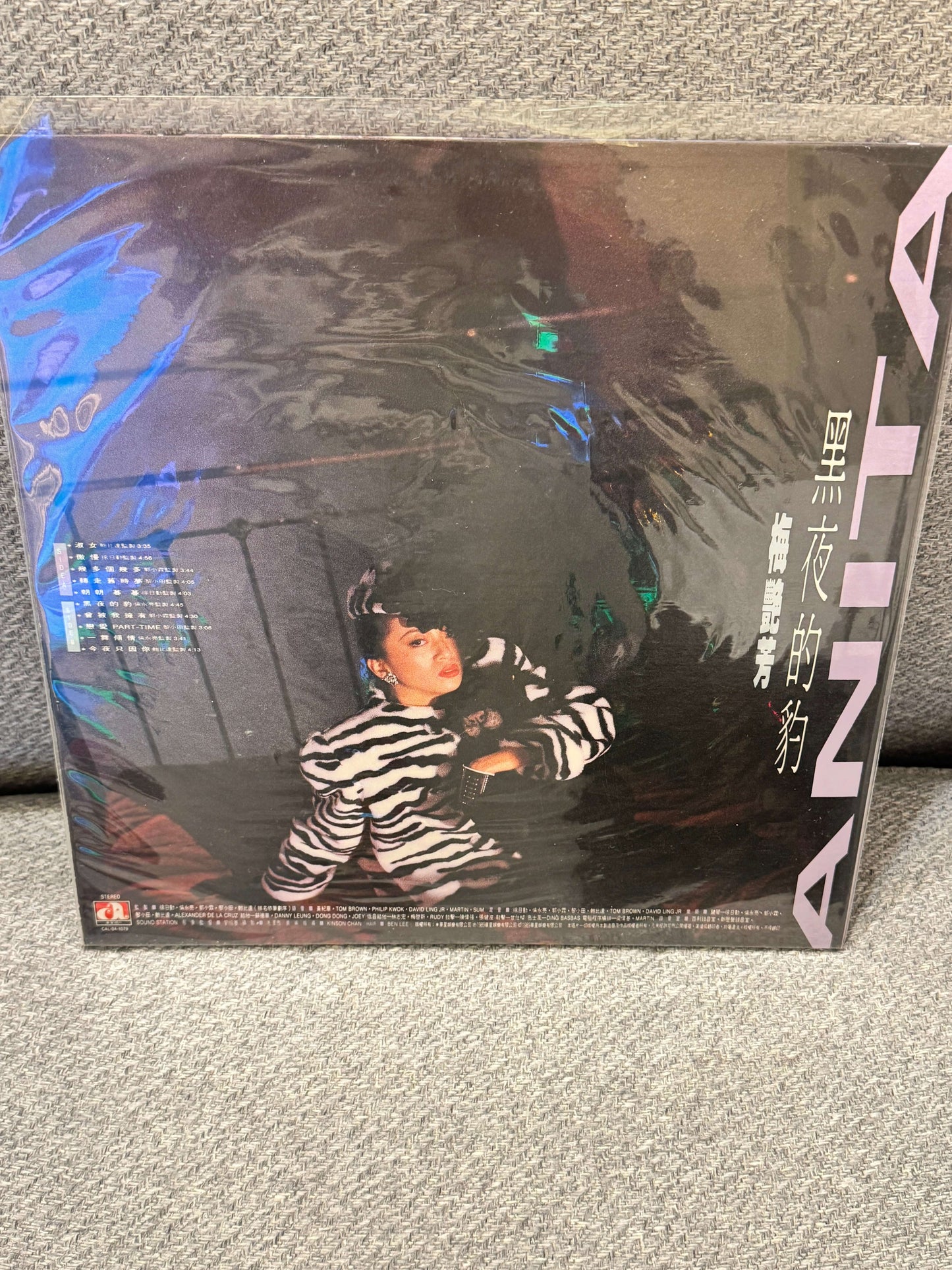 梅艷芳 – 淑女 碟套圖片,展示95%新碟,包裝及歌詞包含,適合收藏的音樂產品。