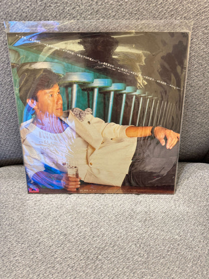 許冠傑 – 最緊要好玩 碟套封面，展示許冠傑在休閒氛圍中，背景為酒吧座位。