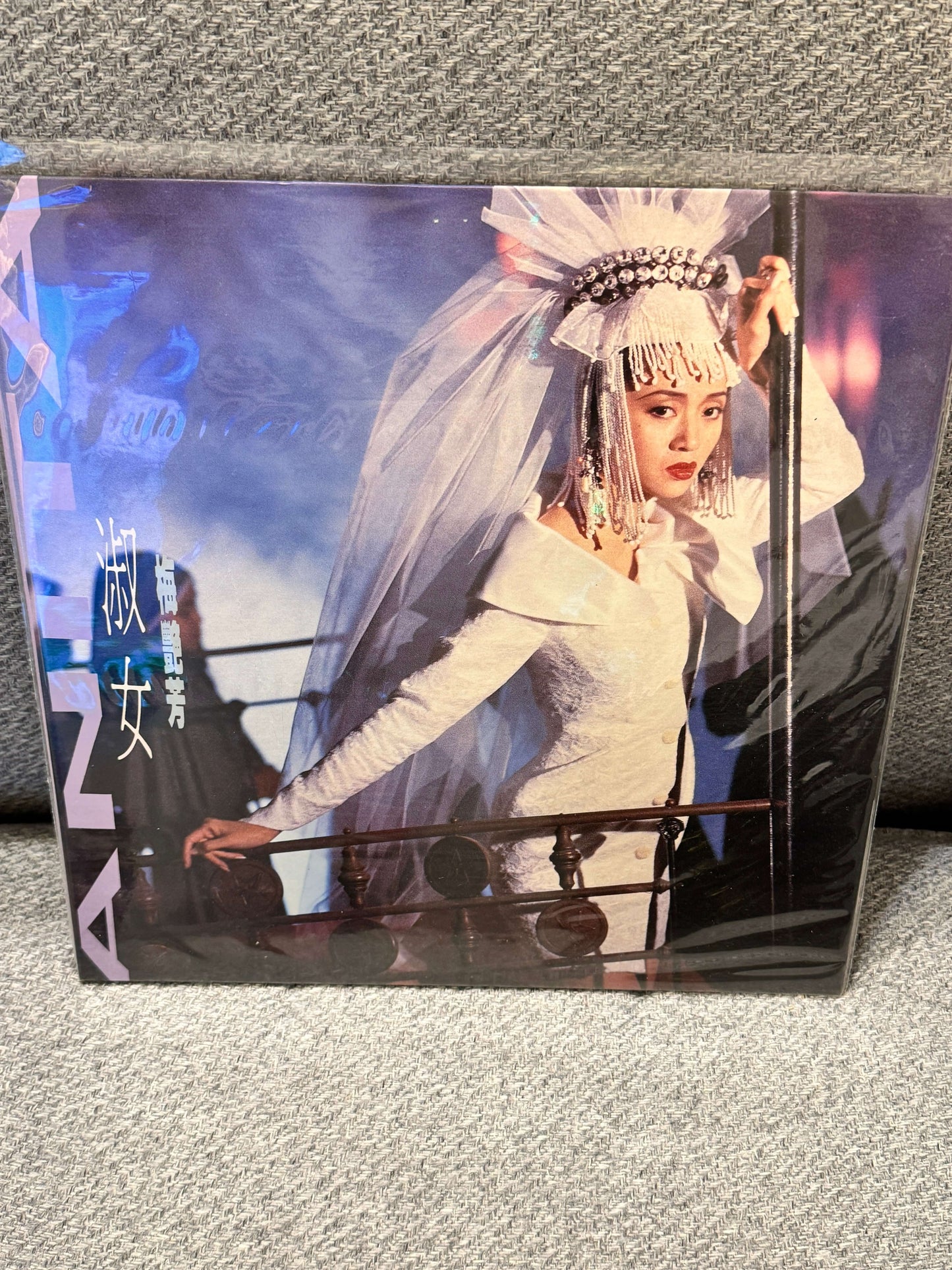 梅艷芳 – 淑女專輯封面，展現獨特的時尚風格與藝術魅力。